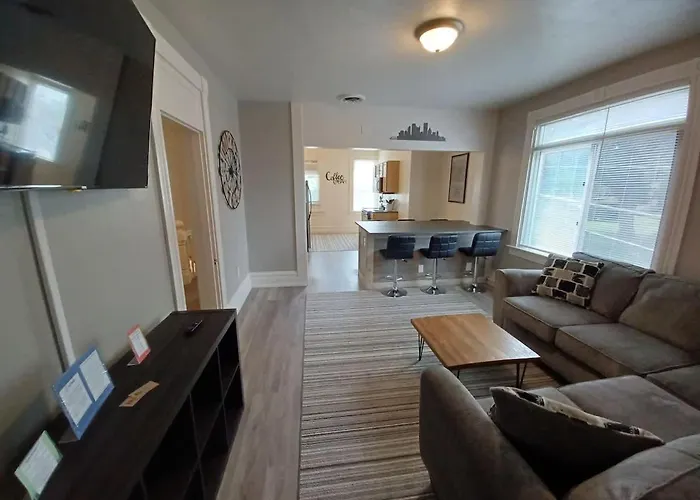 Stylish South Side Retreat - Free Parking - 2 Baths - Fast Wifi *