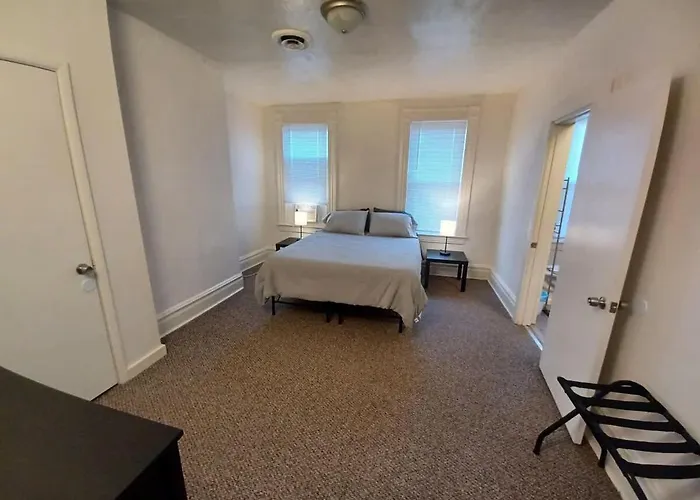 Stylish South Side Retreat - Free Parking - 2 Baths - Fast Wifi *