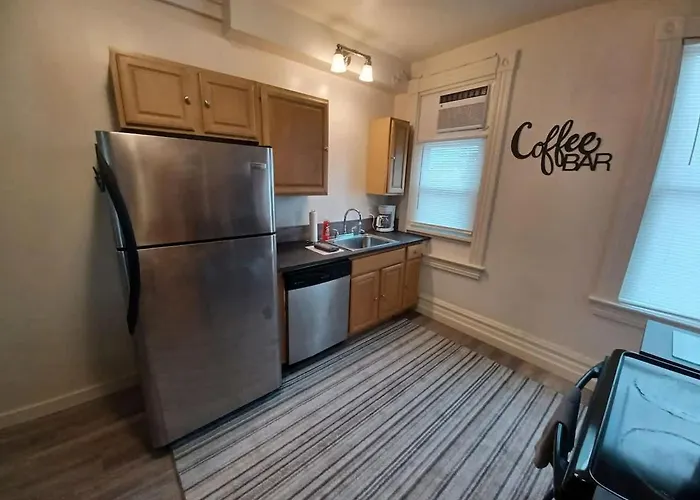 Stylish South Side Retreat - Free Parking - 2 Baths - Fast Wifi *