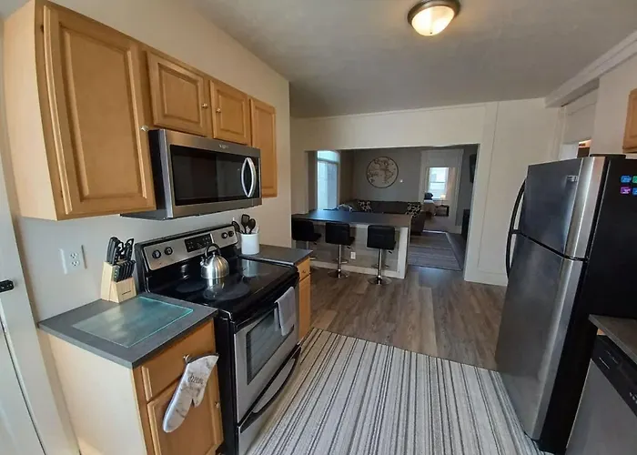 Stylish South Side Retreat - Free Parking - 2 Baths - Fast Wifi