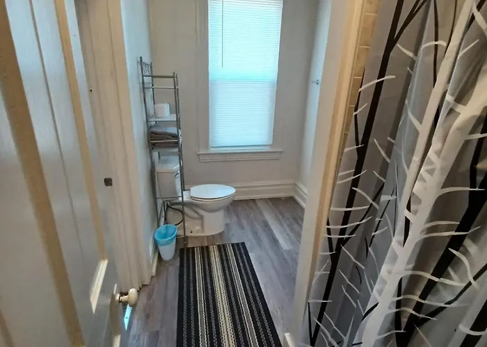 Stylish South Side Retreat - Free Parking - 2 Baths - Fast Wifi *