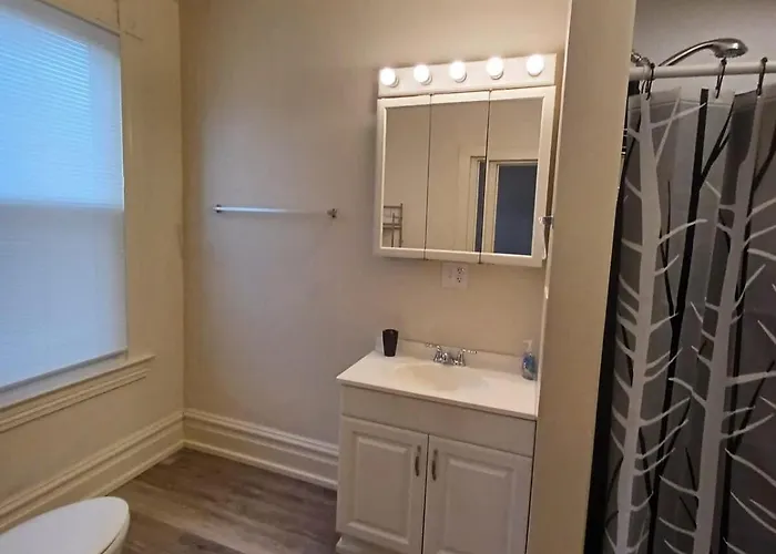 Stylish South Side Retreat - Free Parking - 2 Baths - Fast Wifi Holiday home *