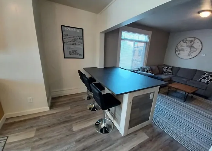 Stylish South Side Retreat - Free Parking - 2 Baths - Fast Wifi Holiday home
