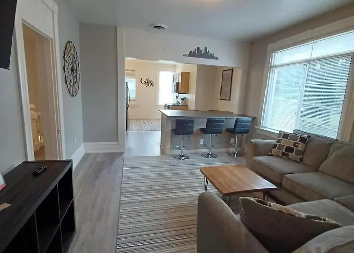 Stylish South Side Retreat - Free Parking - 2 Baths - Fast Wifi Holiday home