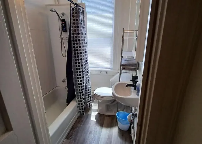 Stylish South Side Retreat - Free Parking - 2 Baths - Fast Wifi Holiday home *