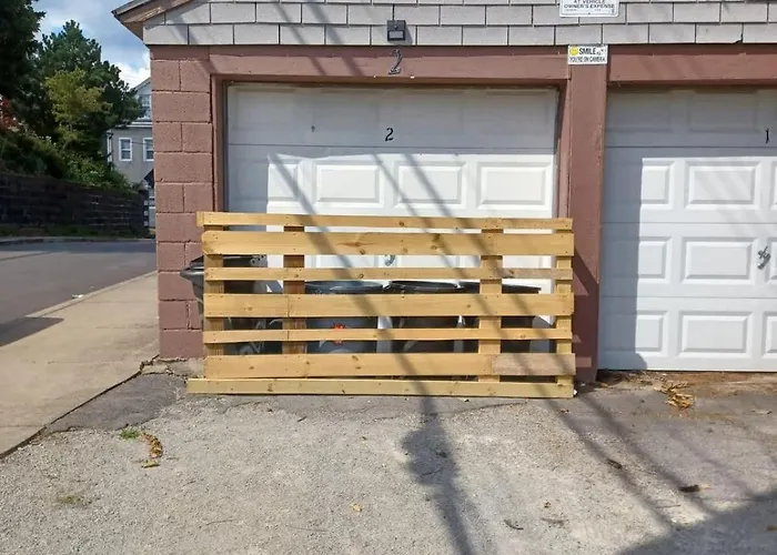 Stylish South Side Retreat - Free Parking - 2 Baths - Fast Wifi